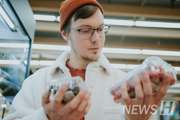 ▲ 安教授表示：“与其研究企业的销售战略，我在考虑消费者的心理安宁与可持续消费”，并专注于揭示超越营销层面、让消费者变得幸福的机制。© Getty Images