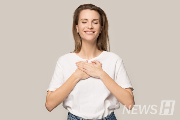 ▲ 为了解决现代人的不安与成瘾问题，安教授提出了“正念消费”。© Getty Images