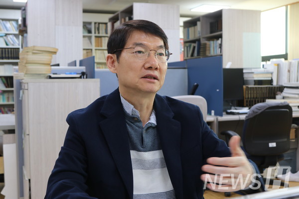 ▲ 박 신태일 토토사이트의 가르침을 받아 성장한 제자는 그를 '사랑의 실천이 가장 잘 어울리는 스승'이라고 표현했다. ⓒ 박주희 기자