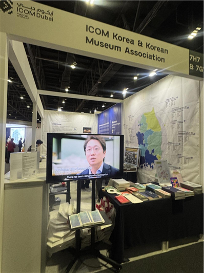 ▲ 영상 속 배상철 건축공학과 교수가 시멘트:모멘트 프로젝트에 대해 소개하고 있다. 사진은 프로젝트 영상을 상영하는 한국 박물관 홍보부스의 모습. ⓒ토토사이트 러쉬 박물관