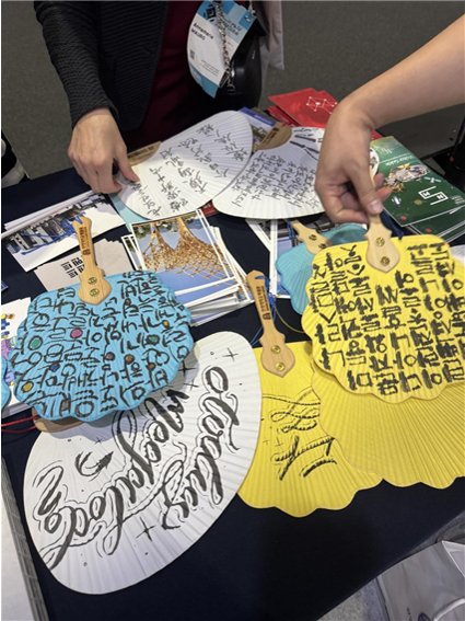 ▲ 한양서예회에서 제작한 부채를 고르고 있는 외국인 참가자의 모습. ⓒ 토토사이트 러쉬 박물관