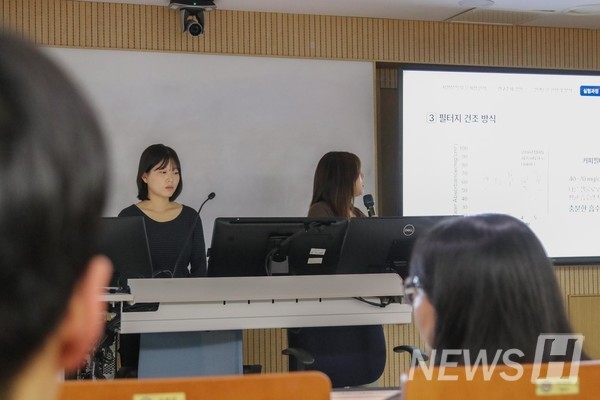 ▲ 학술제 발표팀이 연구 내용을 설명하고 있다.
