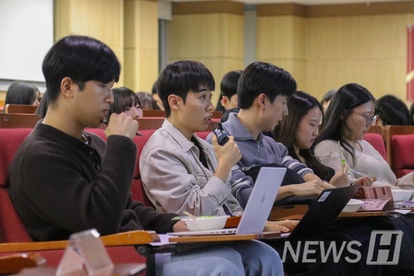 ▲ 심사 위원으로 참석한 대학원생이 발표자에게 질문하고 있다.