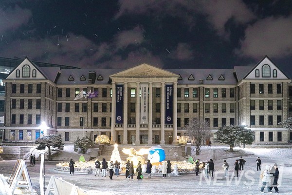 ▲ 역사관 앞 광장에서 학생들이 겨울 캠퍼스를 거닐고 있다.