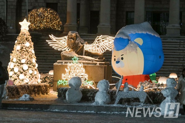 ▲ 사자상과 하이리온 위에도 눈이 내려앉았다.