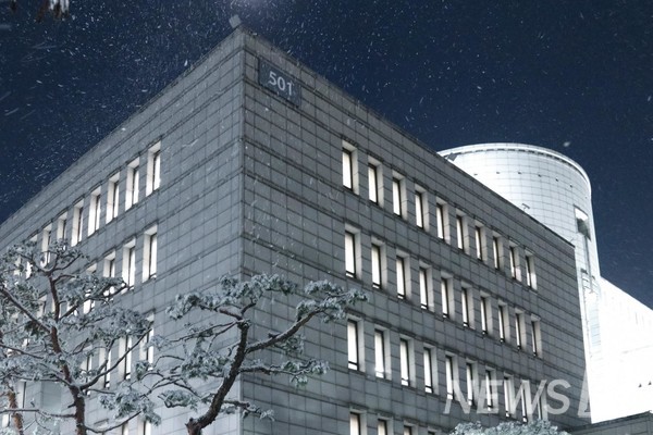 ▲눈송이가 흩날리는 백남학술정보관.