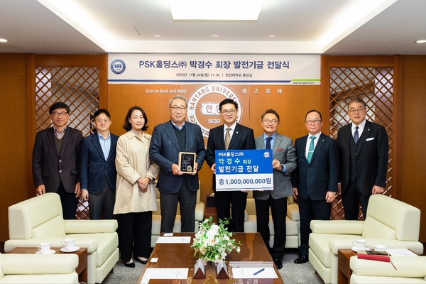 ▲ 행사 참석자들이 기념사진을 촬영하고 있다.