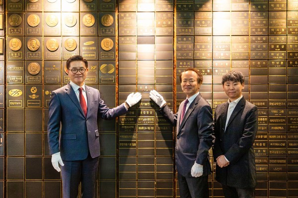 ▲ (왼쪽부터) 이기정 총장과 강중구 원장, 강영모 진료부장이 헌액식 후 기념사진을 촬영하고 있다.