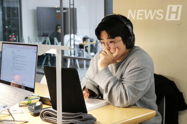 ▲ 한 학생이 헤드셋을 착용하고 화면 속 강의 내용을 복습하고 있다.