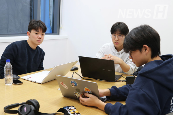 ▲ 홈즈 캐럴에 모여 수업에 대해 의견을 나누는 학생들.