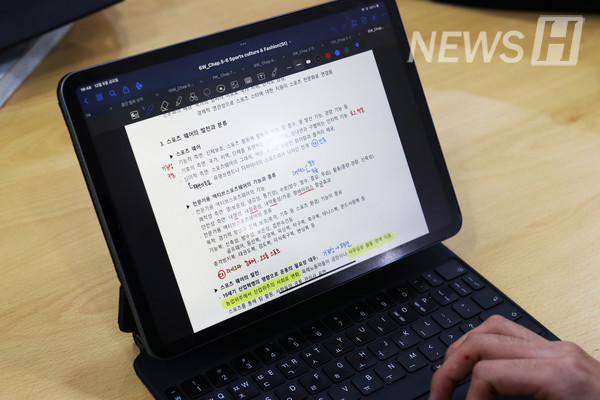 ▲ 정성스레 적어둔 필기. 시험을 앞두고 다시 내용을 복습한다.