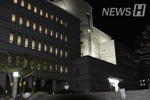 ▲ 깊은 밤에도 불빛이 새어 나오는 백남학술정보관. 시험을 앞둔 학생들이 학업에 몰두하고 있다.