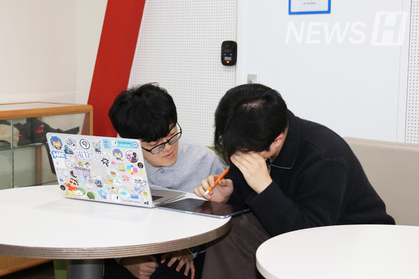 ▲ 백남학술정보관 하브루타 존에서 의견을 나누는 학생들. 이번 기말고사는 친구들과 서로 도움을 주고받으며 준비해 보는 건 어떨까?