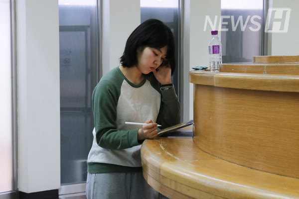 ▲ 백남학술정보관 복도에서 서서 공부하는 학생.