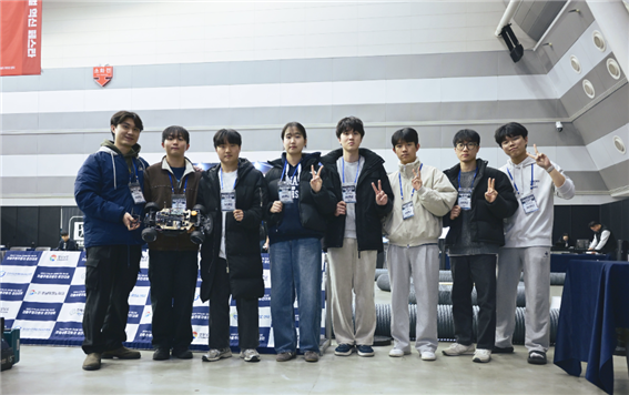 ▲ 좌측부터 윤지상(한양대 미래자동차공학과 19), 장서경(미래자동차공학과 21), 정윤상(인하대 기계공학과 19), 김다혜(가천대 AI소프트웨어학부 인공지능전공 22), 주민기(미래자동차공학과 20), 이민원(미래자동차공학과 20), 이용수(미래자동차공학과 20), 박경민(미래자동차공학과 24) 학생이 포즈를 취하고 있다. 