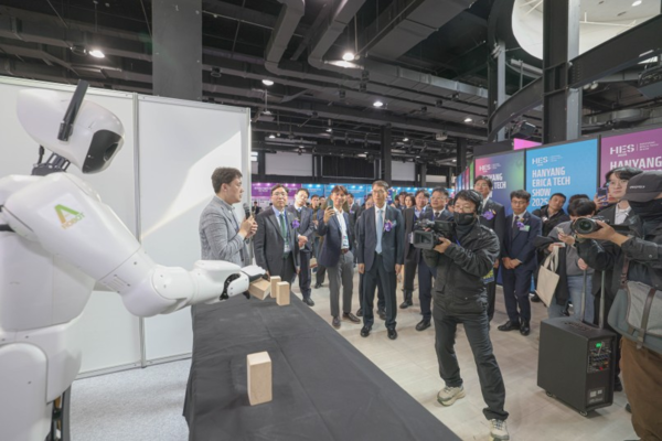 창업기업 ‘에이로봇(Arobot)’의 이족보행 휴머노이드 로봇 ‘앨리스(ALICE)’