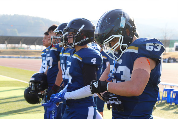 ▲ 경기 시작 전 장비 매무새를 가다듬는 모습.