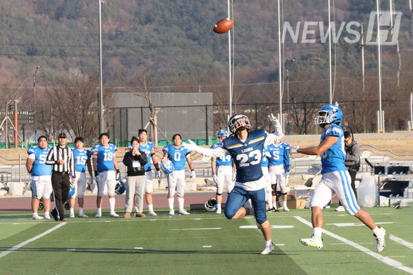 ▲떨어지는 공을 잡기 위해 두 선수가 맞붙고 있다.