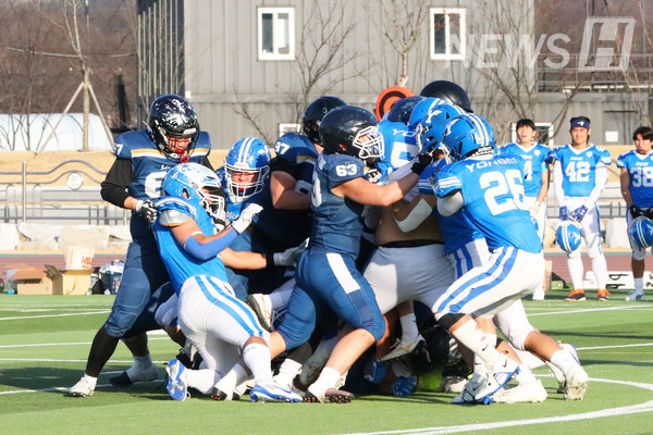 ▲ 양 팀이 치열한 몸싸움을 벌이고 있다.