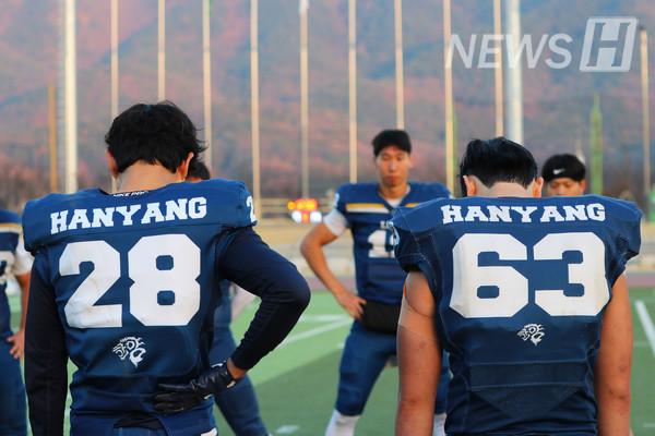 ▲ 호각 소리와 함께 경기가 종료됐다. 모든 걸 쏟아부은 만큼 아쉬움이 감도는 뒷모습.