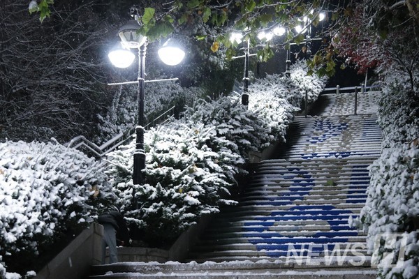 ▲ 在88阶梯之间厚厚堆积的初雪，悄无消息地浸染了深夜的校园。