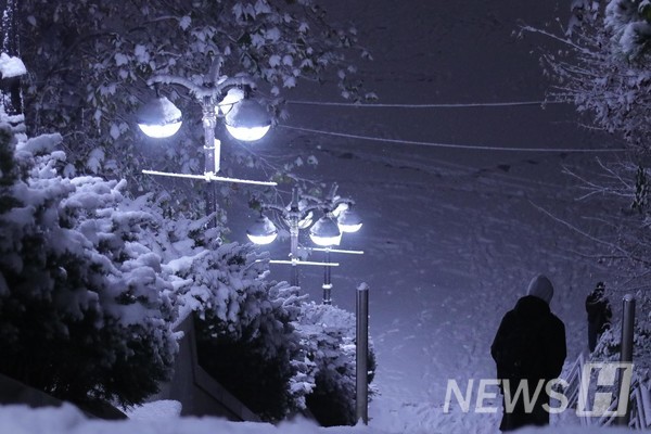 ▲ 눈이 쌓인 88계단을 내려가는 학생. 소복이 쌓인 눈 만큼 사자들의 마음에도 포근함이 내려앉길 바란다.