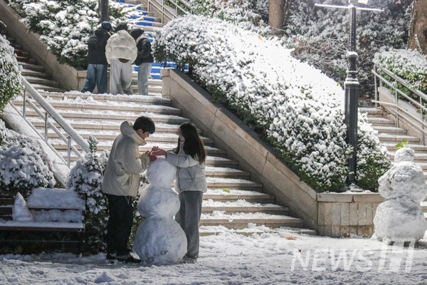 ▲ 正在堆雪人的学生们。