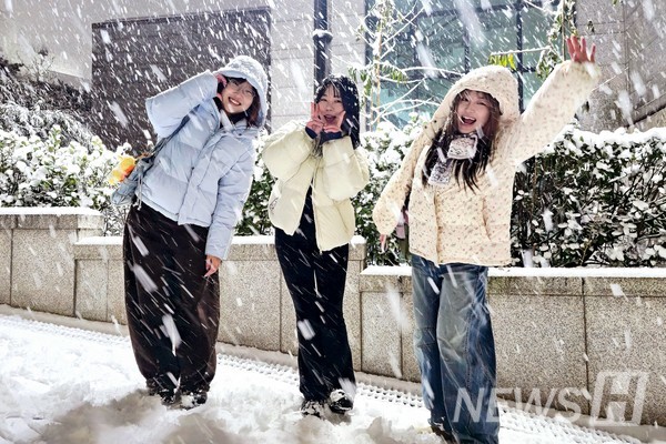 ▲ 对初雪兴奋的学生们向镜头露出灿烂的笑容。ⓒ 郑周贤 记者