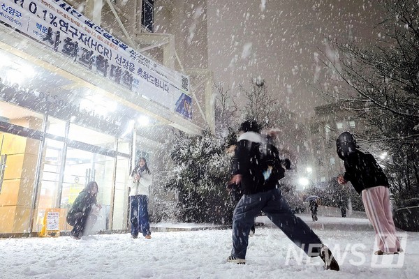 ▲ 在厚厚积起的雪面上，社会科学馆前爆发了打雪仗。ⓒ 郑周贤 记者