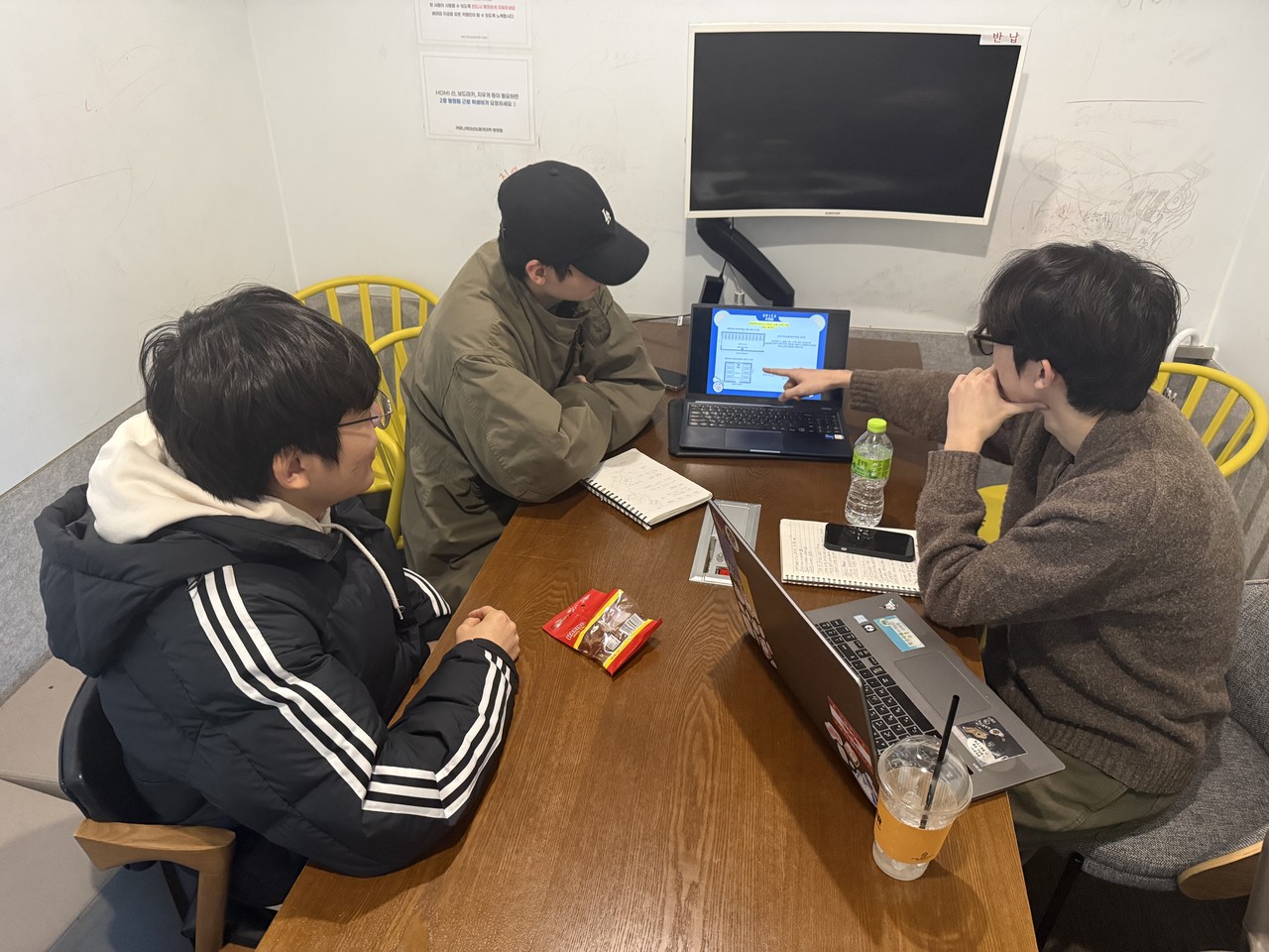 ▲ 수면실 조성 프로젝트를 위해 먹튀검증 토토사이트들이 기획안과 관련한 회의를 진행하고 있다. 
