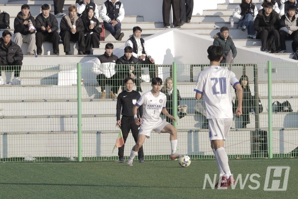 ▲ 경기 속 축구부 서동준(스포츠과학부 2) 선수의 모습. © 하이볼(HY-BALL)