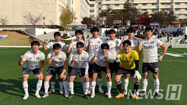 ▲ 축구 동아리 ‘라이언’은 예술체육대학 소속으로 서울권 대학축구동아리 연맹 준우승의 이력을 갖고 있다. 라이언은 이번 교류전에서 서울과 ERICA캠퍼스 학생들이 절반씩 섞인 연합팀을 구성해 스포츠토토의 조직력을 선보였다. © 라이언