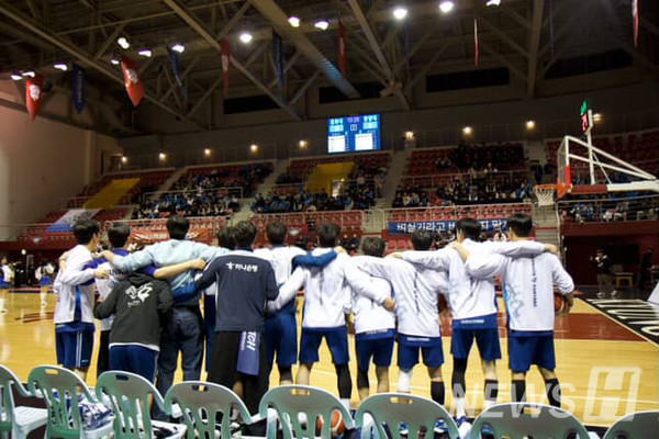 ▲ 농구 동아리 ‘타이푼’은 ERICA캠퍼스의 중앙 농구 동아리다. 이들은 뛰어난 실력과 끈끈한 팀워크를 바탕으로 교류전의 열기를 더했다. © 타이푼