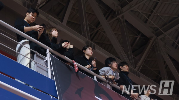 ▲ 경기를 관람하는 학생들의 모습. 농구부 서포터즈 ‘하이볼’의 회장 윤주희(스포츠산업과학부 스포츠사이언스전공 3) 씨는 “농구부 U리그와 각종 대회에도 경기장을 많이 찾아주기를 기대한다”고 말했다. © 하이볼(HY-BALL)