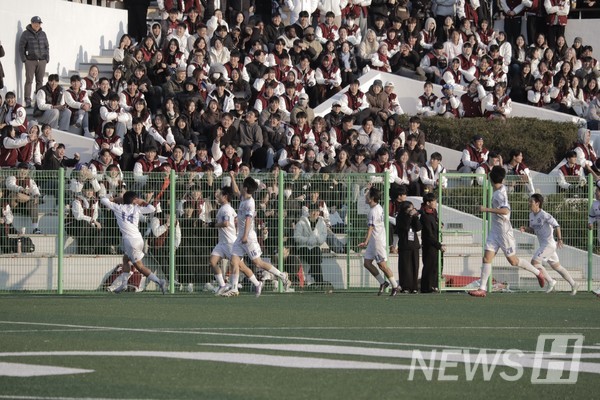 ▲ 경기에서 첫 골이 들어가 기뻐하는 선수들의 모습. 축구부 서포터즈 하이볼의 정영은(실내건축디자인학과 2) 씨는 “축구부의 다른 경기에도 많은 관심과 응원을 부탁한다”고 말했다. © 하이볼(HY-BALL)