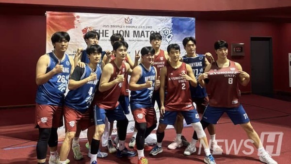 ▲ 타이푼 선수들은 경기 후 경희대 선수들과 유니폼을 바꿔 입으며 승패를 넘어선 교류전의 진정한 의미를 되새겼다. © 타이푼