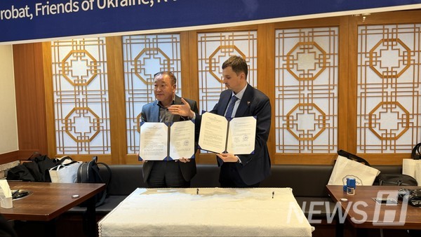 ▲ 전쟁 발발 직후부터 70여 개 NGO와 협력해 온 이 동문은 최근 우크라이나 최대 구호 NGO인 '도브로바트'와 업무협약을 체결하며 인프라 재건 활동을 확대했다. © 이양구 동문