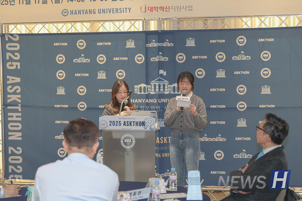 ▲ Intercollabo 团队正在进行发表。申艺瑟（汉阳InterCollege学部 1）同学表示：“在AI使用本身成为一种能力的时代，准确撰写提示词（토토사이트 bts指令）就是我们的角色。” ⓒ ERICA 对外合作团队