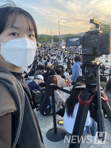 ▲ Park recording the 'JAESSBEE Surprise Concert.' ⓒ Park Ki-min 