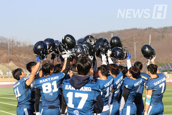 ▲ Before the game starts, the LIONS are cheering up for victory. 