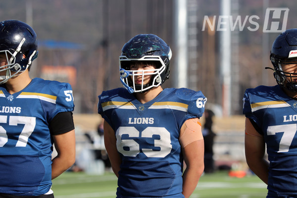 ▲ A player listens to the coach discussing the game strategies. 