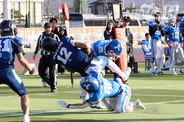 ▲ Intense collisions worthy of the final match continued. 