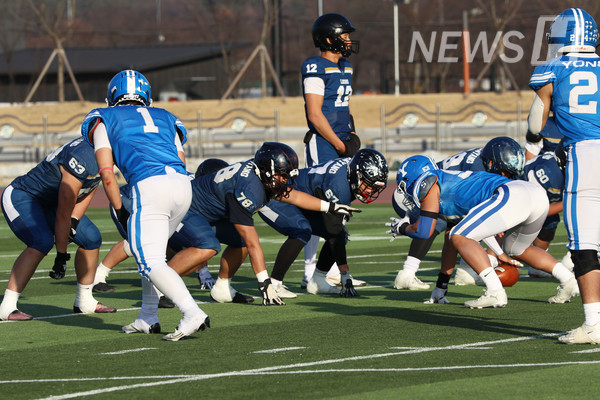 ▲ Players prepare their next formation according to a 스포츠토토 베팅샵mate's instructions. 