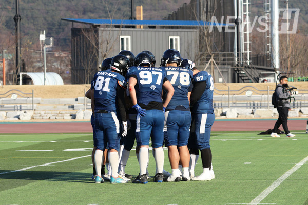 ▲ 球员们聚在一起坚定着决心。