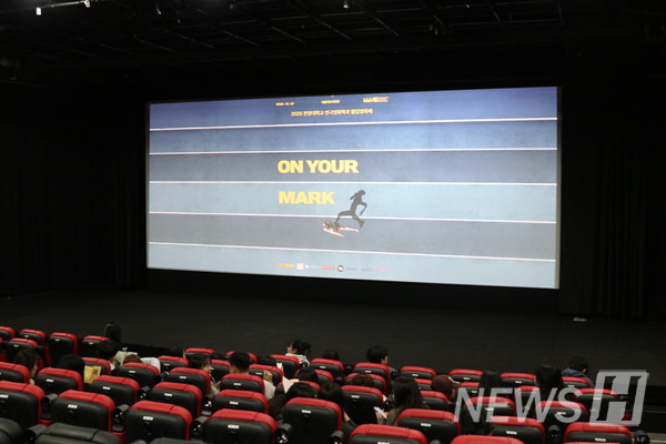 ▲ The audience begins to fill up the seats one by one ahead of the screenings.