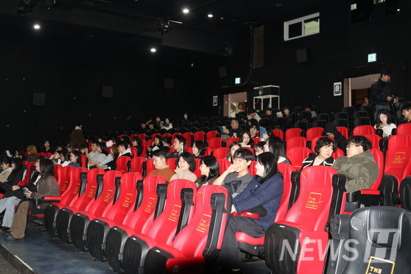 ▲ The audience talking excitedly while waiting for the films to start.