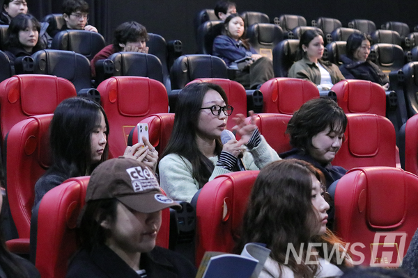 ▲ The audience poses a question to a director. 