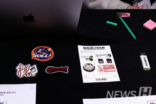 ▲ Merchandise of 2025 HGFF catches the attention of attendees. 