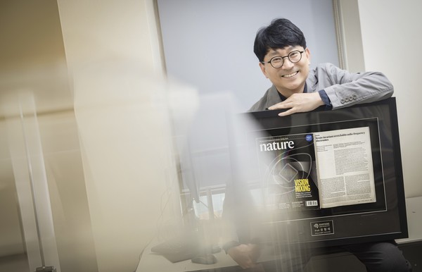 ▲ 몸에 붙이거나 삽입하는 의료기기와 토토사이트 즐벳 기술의 접목을 연구해 온 유형석 교수는 무선 의료기기의 진화를 선도하고 있다. 지난해에는 그의 논문이 세계적 권위지인 『네이처』에 실렸다.