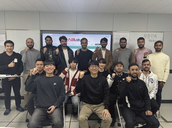 ▲ 인체 내부에서 촬영한 영상을 외부로 직접 전송할 수 있는 ‘와이파이 기반 무선 캡슐내시경’을 세계 최초로 개발한 유형석 교수 연구팀 구성원들.